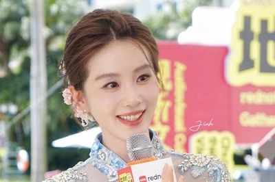 Mỹ nhân đẹp bậc nhất Trung Quốc khoe nhan sắc đỉnh cao ở phố đi bộ Hồ Gươm