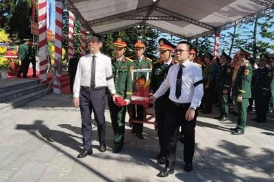 Trang trọng lễ đón hài cốt liệt sĩ quân tình nguyện Việt Nam hy sinh tại Lào về nước