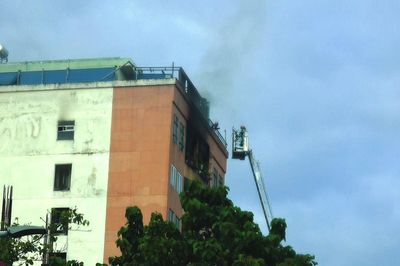 Cháy căn hộ tầng 10 chung cư, giao thông cửa ngõ TPHCM ùn ứ kéo dài