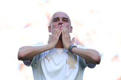 Pep Guardiola nén nước mắt trong ngày chia tay Man City