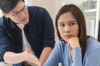 Vợ tôi lương chỉ 8 triệu đồng nhưng mỗi tháng vẫn cho em trai 2 triệu tiêu vặt