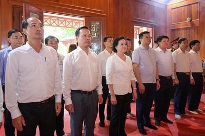 Phó Thủ tướng Phạm Thị Thanh Trà dâng hương tưởng niệm Đại tướng Võ Nguyên Giáp tại Mường Phăng