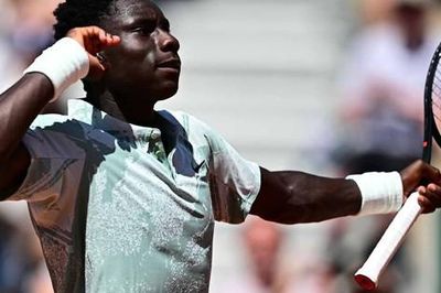 Tay vợt 17 tuổi đánh bại cựu vô địch Mỹ mở rộng, trong trận ra mắt Grand Slam