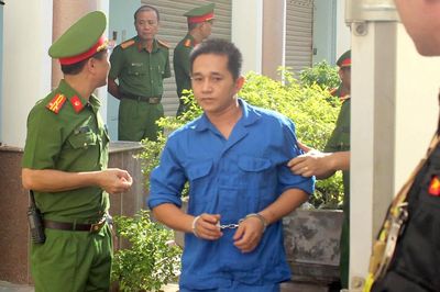 Xét xử 2 bị cáo dùng súng cướp ngân hàng ở Gia Lai