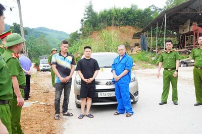 Sử dụng xe ô tô rượt đuổi, dùng súng bắn nhau như phim hành động