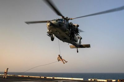 Mỹ tuyên bố tấn công tàu quân sự và bãi phóng tên lửa của Iran
