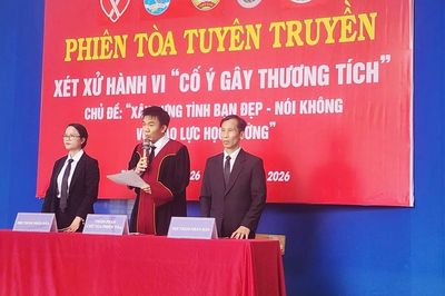 Phiên tòa tuyên truyền nhấn mạnh việc cha mẹ thiếu trách nhiệm trong nuôi dạy con cũng bị xử phạt