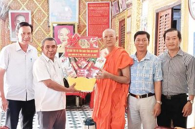 Sở Dân tộc và Tôn giáo tỉnh An Giang thăm, tặng quà Phật đản tại phường Chi Lăng