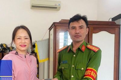 Trao trả tài sản bỏ quên cho sinh viên Lào