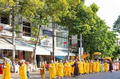 Lâm Đồng: Lễ rước Phật đản sanh và thắp sáng 7 đóa sen trên sông Cà Ty mùa Phật đản Phật lịch 2570