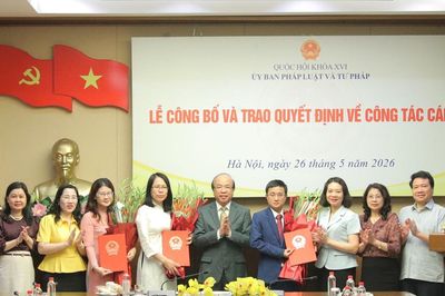 Ủy ban Pháp luật và Tư pháp trao quyết định về công tác cán bộ