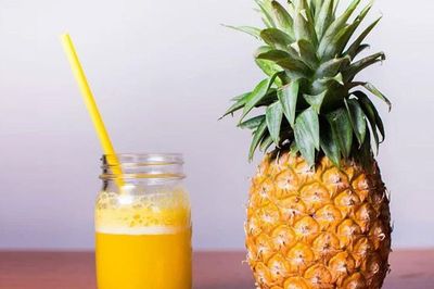 'Cứu tinh' cho người đau nhức xương khớp: Chỉ cần uống nước ép dứa với thứ này 2 lần một tuần