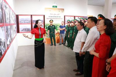 Khai mạc triển lãm ảnh 'Từ căn cứ địa Việt Bắc đến Chiến dịch Điện Biên Phủ'