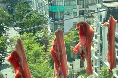 Nắng nóng gay gắt, người dân Hà Nội rủ nhau phơi thịt một nắng ở ban công