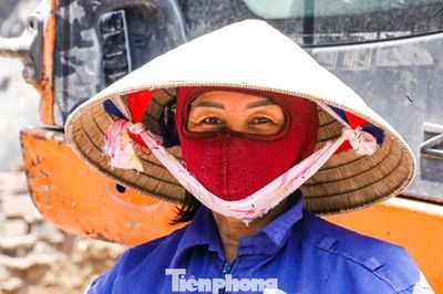 Nóng như đổ lửa, công nhân vẫn bám trụ trên đại công trường