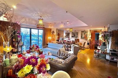 Biệt thự tân cổ điển của Lý Quí Khánh: Góc nào cũng ngập sắc, hoa tươi nở rộ quanh năm