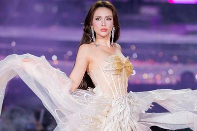 Siêu mẫu Võ Hoàng Yến trở lại ở tuổi 38