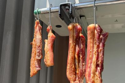 Làm thịt một nắng ở ban công: Chuyên gia cảnh báo điều ít ai biết