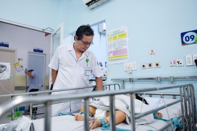 BS Trương Hữu Khanh nói về 'thủ phạm' gây nỗi ám ảnh trẻ sống thực vật
