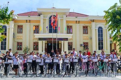 Trao tặng 50 xe đạp cho học sinh vượt khó, học giỏi