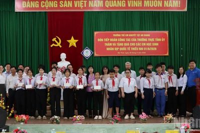 An Giang: Thăm và tặng quà học sinh Trường Trẻ em khuyết tật