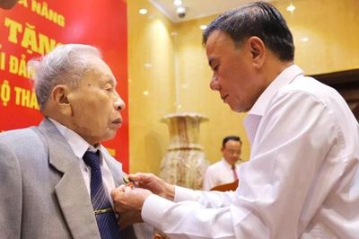 Kết luận của Bộ Chính trị về trao tặng Huy hiệu 80 năm tuổi Đảng trở lên
