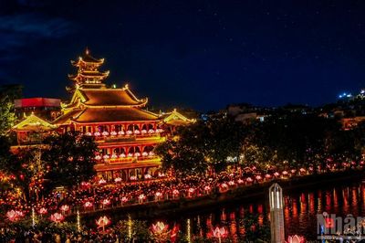 [Ảnh] Đông đảo người dân Thành phố Hồ Chí Minh chờ thả hoa đăng mừng Đại lễ Phật đản