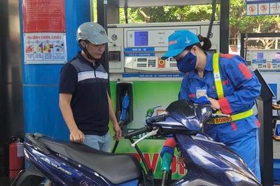 Giá xăng dầu đồng loạt giảm mạnh, xăng RON95-III giảm tới 1.395 đồng/lít