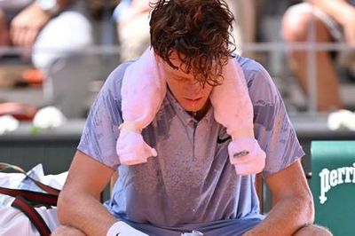 Sinner gục ngã ngay vòng 2 Roland Garros