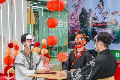 Sinh viên học tiếng Trung qua kinh kịch, há cảo và văn hóa Trung Hoa