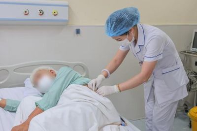 Ca tán sỏi hiếm gặp cho bệnh nhân thận 'chui' lên ngực