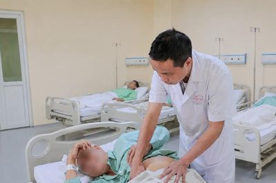 Tán sỏi qua da cho bệnh nhân có thận 'chui' lên vòm ngực