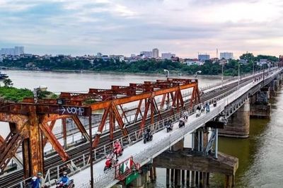 Xe máy, xe thô sơ, người đi bộ lưu thông trở lại trên cầu Long Biên