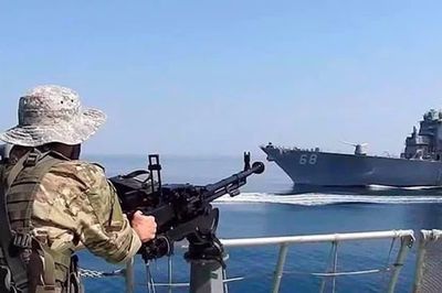 Iran nổ súng cảnh cáo các tàu cố gắng vượt eo biển Hormuz