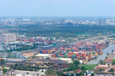 Xe container 'bủa vây' cửa ngõ khu Đông TPHCM