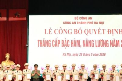 Hơn 5.000 cán bộ, chiến sĩ Công an Hà Nội được thăng cấp bậc hàm, nâng lương