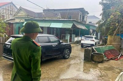 Người đàn ông 'khóa đuôi' ô tô giữa đường ở Hà Tĩnh bị phạt 50 triệu đồng