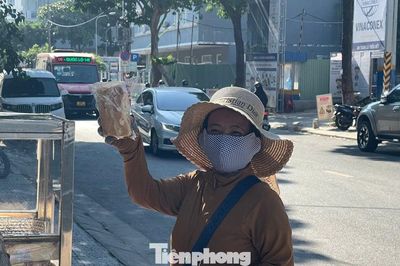 Tủ bánh mì 0 đồng, 10 năm giữ lời hứa yêu thương với mẹ