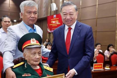 Kết luận của Bộ Chính trị về trao tặng Huy hiệu 80 năm tuổi Đảng trở lên