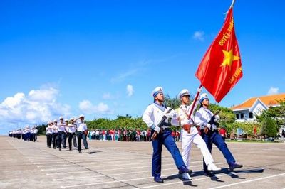 [Chùm ảnh] Lễ chào cờ thiêng liêng nơi đầu sóng Trường Sa