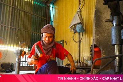 Thợ rèn 'múa búa' trong lò lửa giữa ngày hè nóng bức