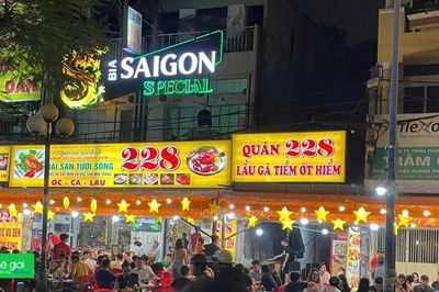 TP.HCM siết quản lý vỉa hè, lòng đường: Không để người dân phải 'chạy vòng' hỏi thủ tục