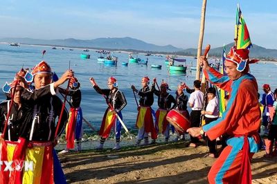 Sôi nổi và đặc sắc lễ hội cầu ngư làng chài Tân Phụng