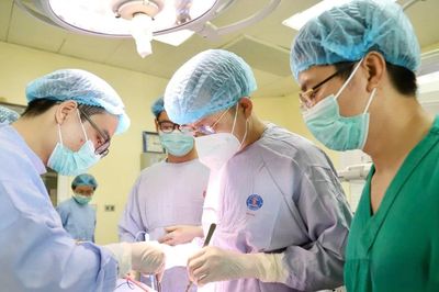 Phẫu thuật cho bệnh nhân mang khối u phổi đường kính hơn 20cm, nặng gần 3kg
