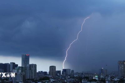 Hà Nội mưa lớn cục bộ, nhiều tuyến phố phía Tây úng ngập tạm thời