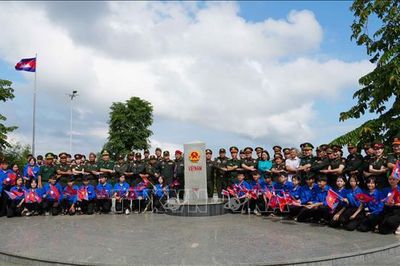 Sĩ quan trẻ Việt Nam - Lào - Campuchia giao lưu tại cột mốc ba biên