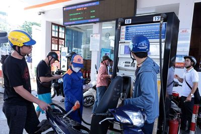 Xăng giảm gần 1.400 đồng/lít từ 15 giờ ngày 28/5