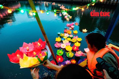 Lắng đọng với nghi thức thả hoa đăng mừng Phật đản