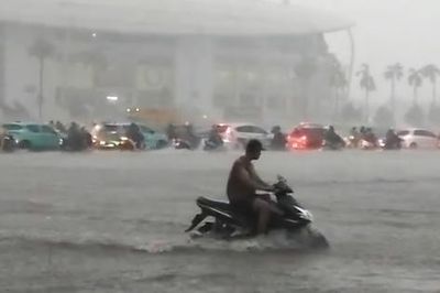 Hà Nội ngập sâu, đường phố tê liệt sau trận mưa to 'trắng trời'