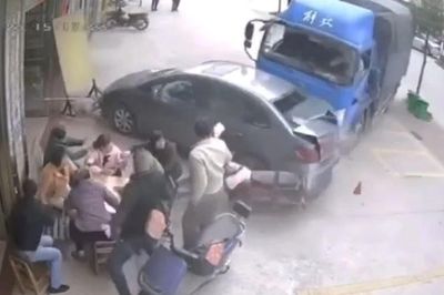 Tránh xe máy cắt ngang, xe tải lao lên vỉa hè húc văng nhóm người đang chơi bài